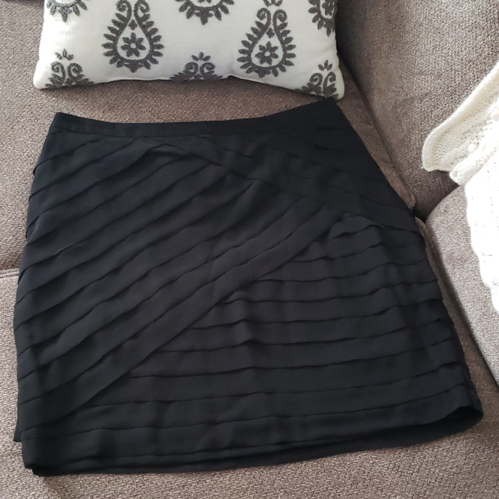 NY & Co black ruffle layered chiffon short skirt